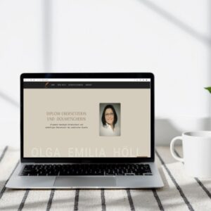 Laptop screen displays a presentation website - Webdesign